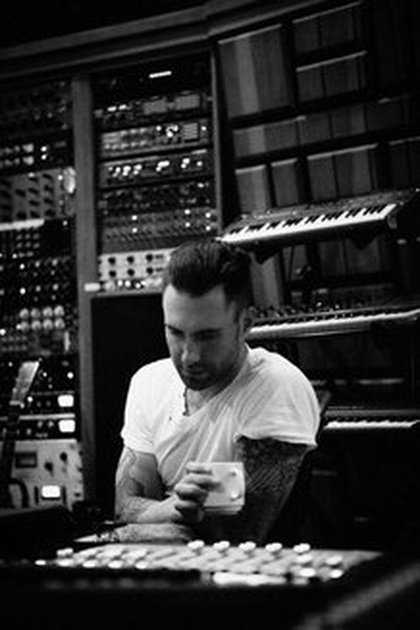 Maroon 5 : Devinez sur quoi on travaille ? #albuM5