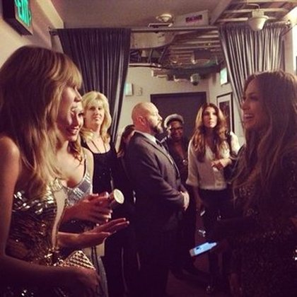 J-Lo: La fête dans le couloir avec l’adorable @taylorswift13!!! #AMAs