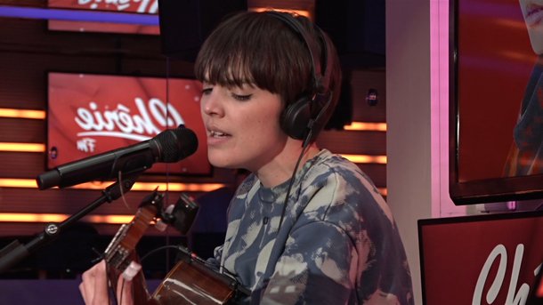 Nea interprète «Some Say» en live acoustique sur Chérie FM