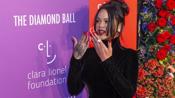 Rihanna critiquée pour avoir textoté au théâtre