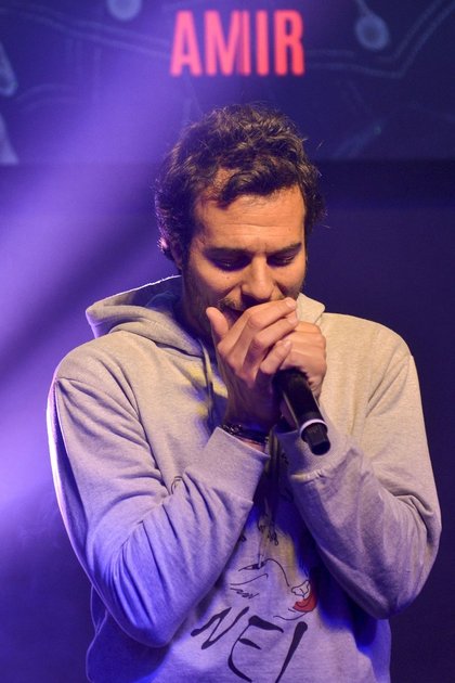 Amir sur la scène du Concert privé Pop Love