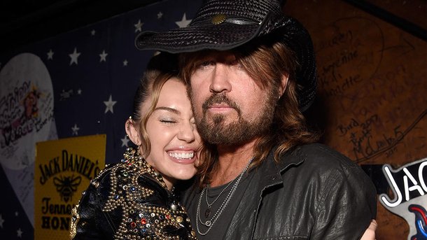 Miley Cyrus est en studio avec son père