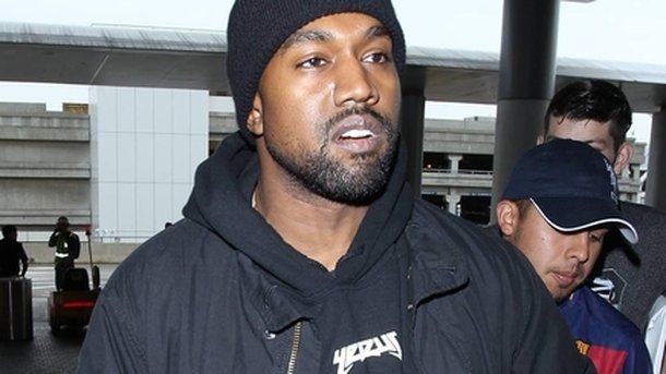 Kanye West se fait déposer chez un ami par des paparazzi!