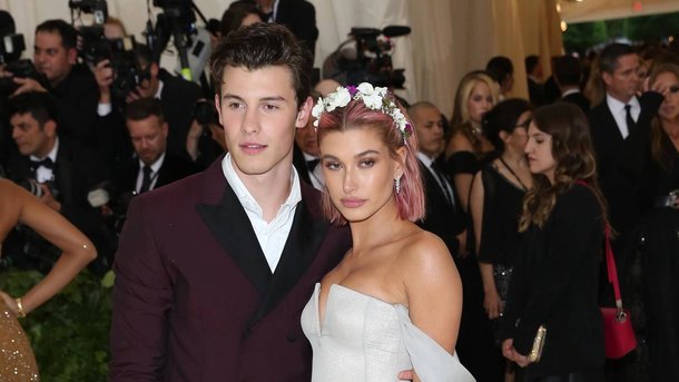 Shawn Mendes complimente  Hailey Baldwin sur le tapis rouge