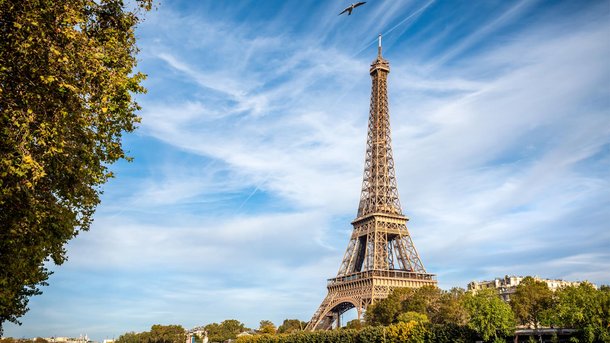 Les infos du Réveil Chérie : Une athlète s’apprête à escalader la tour Eiffel… à l’aide d’une corde !