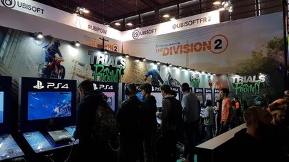 Comme l'an passé, Ubisoft a une belle enceinte sur le salon Paris Games Week 2018, avec ses titres majeurs à essayer : AC Odyssey, The Division 2, Trials Rising...