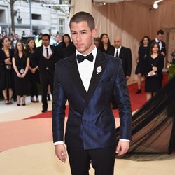 Nick Jonas : le costume est définitivement taillé pour lui