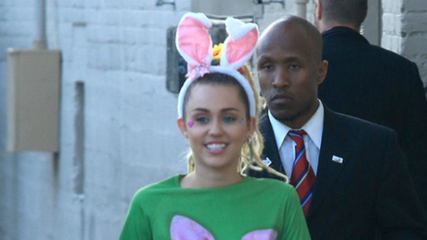 Miley Cyrus :  avec un sextoy sur scène, elle repousse les limites de la provoc!