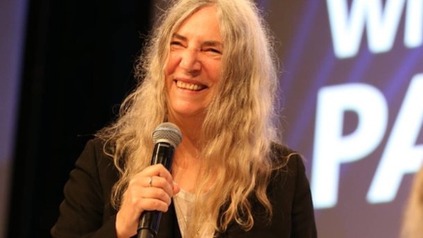 Patti Smith trop émue par Bob Dylan pour chanter!