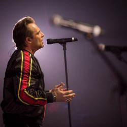 David Hallyday chante "Tu ne m'a pas laissé le temps" lors du Concert privé Pop Love de Trélazé.