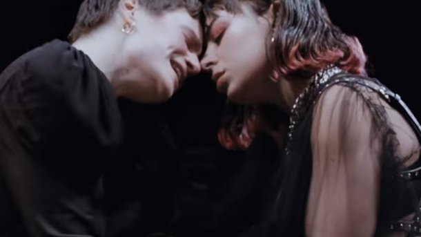 Christine and The Queens dévoile «Gone», un nouveau clip avec Charli XCX