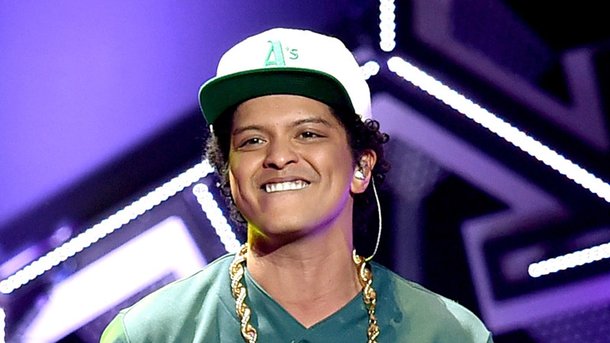 Bruno Mars repéré en studio : bientôt de nouvelles chansons ?