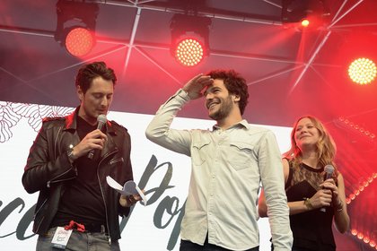 Amir en compagnie de Vincent Cerutti et Stéphanie Loire
