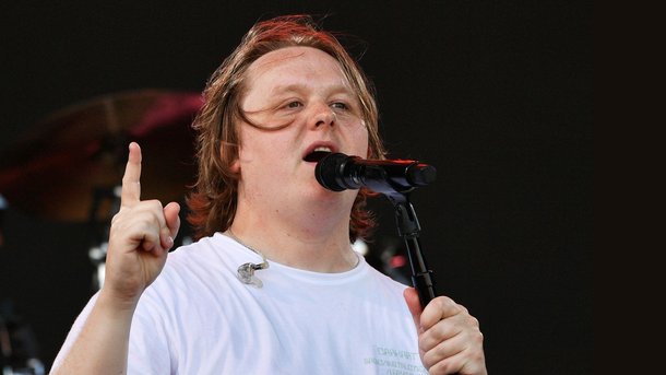 Lewis Capaldi revient encore plus fort avec son nouveau single "Survive"
