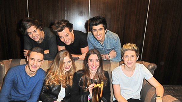Les One Direction remettent à Julie son NRJ Music Awards !
