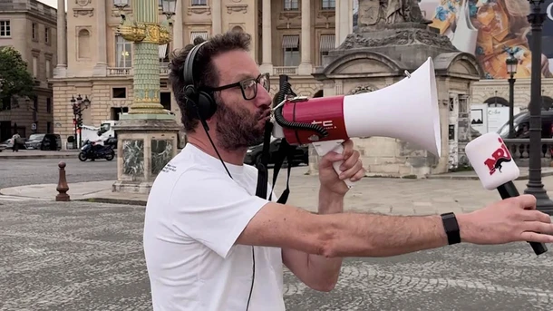 Manu réveille Paris au mégaphone !