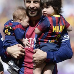 Gérard Piqué, Milan et Sasha à un match de Barcelone