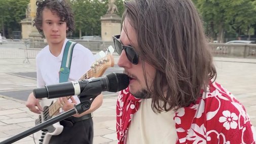 Le groupe Pam Pam joue le générique de l'émission en plein Paris !