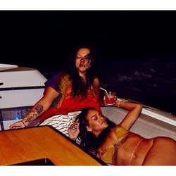 Rihanna enlève le haut !