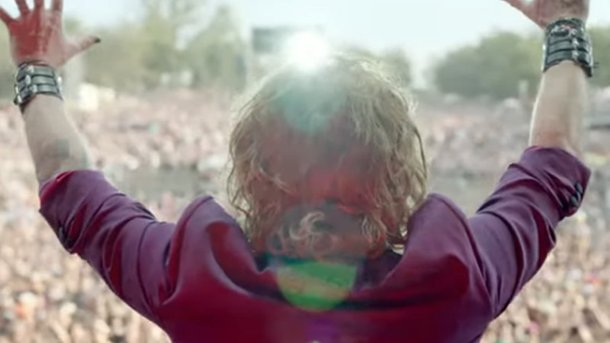 Pascal Obispo déclare son amour au rock dans le clip d’«Allons en fan»