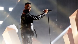 Dadju interprète «Compliqué» sur scène