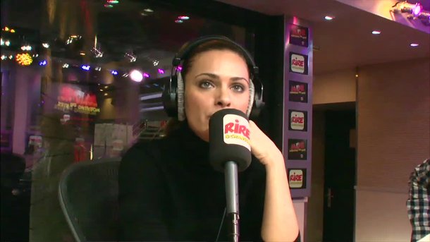 Clara Morgane joue à reconnaître les fins des chansons