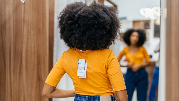 Les infos du Réveil Chérie : Pourquoi sommes-nous mal à l’aise dans les cabines d’essayage ?