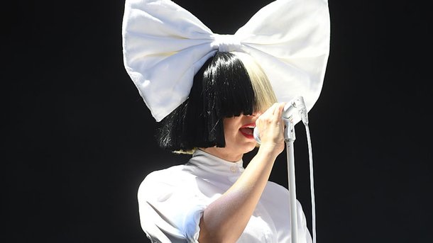 Sia porte une perruque  pour se protéger: «Je ne voulais pas être célèbre»