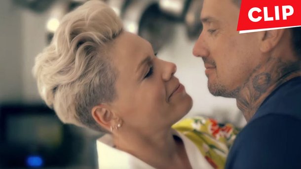 Pink s’entoure de son époux Carey Hart pour son clip «90 Days»