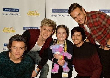 Harry Styles, Niall Horan, Louis Tomlinson and Liam Payne avec leur fan Jessica Pawlyn au "children's charity Rays of Sunshine" à la projection de "This is Us", Cineworld Wembley, Londres,le 15 Décembre 2013