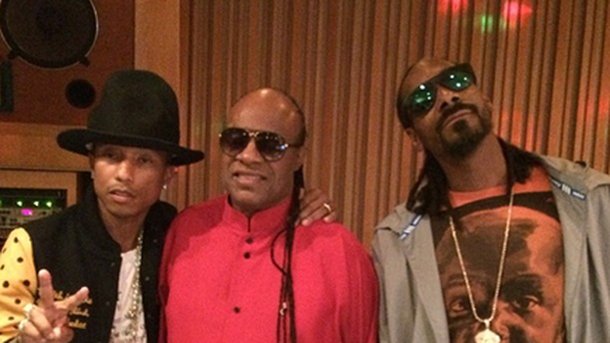Pharrell Williams : avec Snoop Dogg et Stevie Wonder en studio !