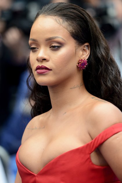 Rihanna fait graver divers citations sur son corps en hommage à ses origines.