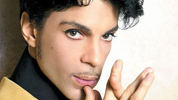 Prince enflamme un Stade de France clairsemé