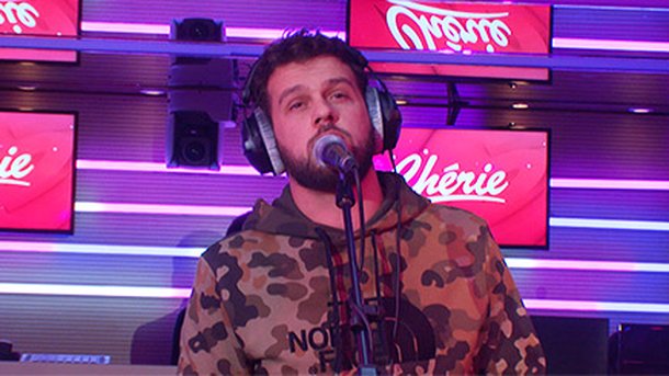Claudio Capéo interprète "Ta main" en acoustique pour Chérie
