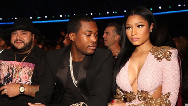 Nicki Minaj: Meek Mill pris en flag dans son décolleté!