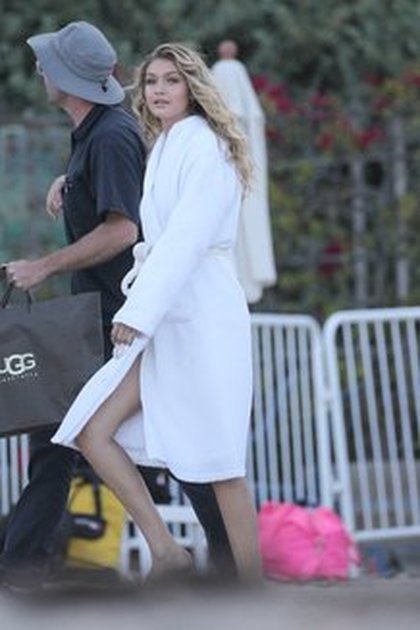 Gigi Hadid sur le tournage du nouveau clip de Calvin Harris à Malibu
