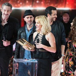 Ellie Goulding reçoit son prix avec l'équipe du film Babysitting 2 - NRJ Music Awards 2015