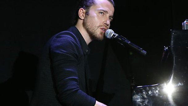 Quand Julien Doré rend hommage à ses idoles en chanson