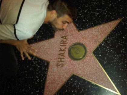 Gerard Piqué :Kissing Shak's Hollywood Star! 