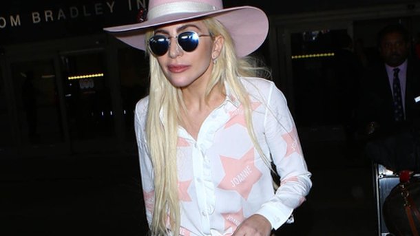 Lady Gaga : toutes les infos sur son chapeau rose
