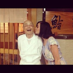 Katy Perry pose avec Jiro Ono chef trois étoiles au Japon !