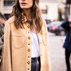 On adore la veste en daim de Clara Luciani !