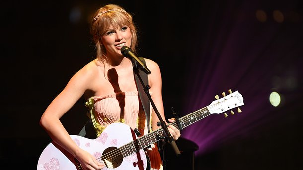 Taylor Swift chante en live «Style» et «Delicate» au Gala du Time