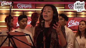 Chimène Badi chante le titre de Noël "Silent Night" dans le Réveil Chérie