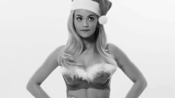Rita Ora : une Mère Noël sexy !
