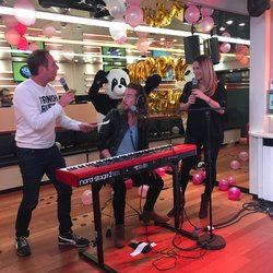 Julien Doré chante "Coco Câline" en direct du Réveil Chérie