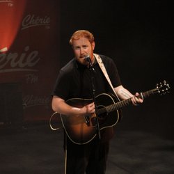 Gavin James sur la scène du Concert Pop Love