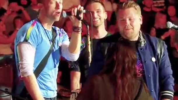Coldplay invite James Corden sur scène pour prendre hommage à Prince!