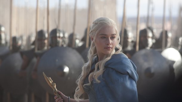 Emilia Clarke : pourquoi l’actrice a cru qu’elle allait être virée en plein tournage de « Game Of Thrones » ?