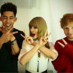 Taylor Swift : 21, 23, 22.Donc en moyenne 22. @RizzleKicks @edsheeran backstage à Londres